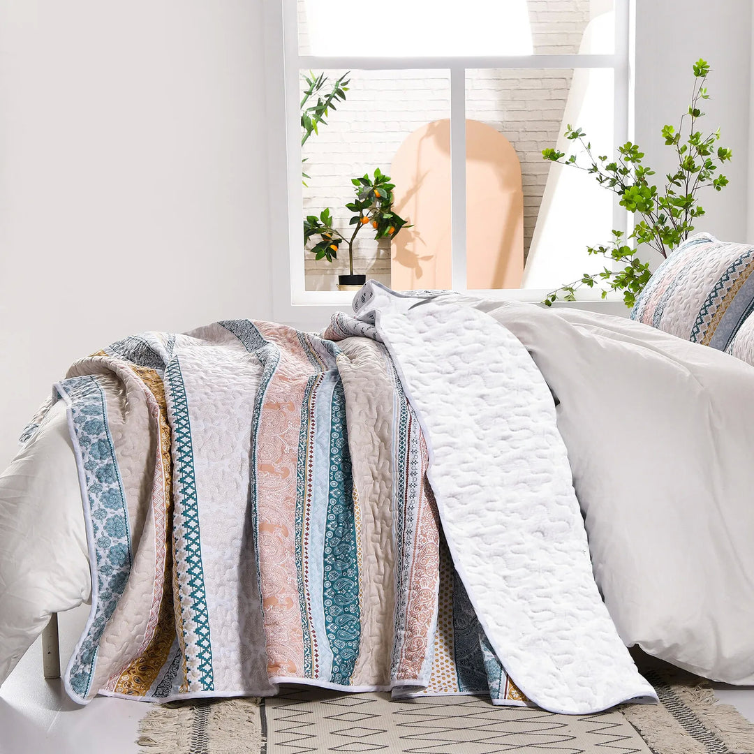 Graceful Quilted Coverlet and Pillowcases Set: Timeless Beauty and Comfort - Queen size