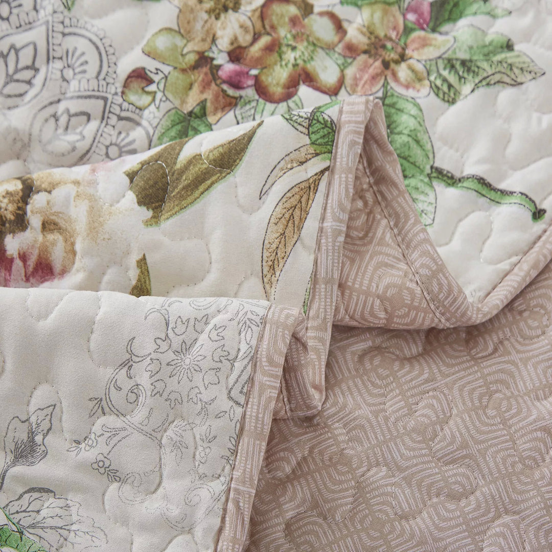 Artisan Quilted Coverlet and Pillowcases Set: A Masterpiece for Your Bed - Queen size